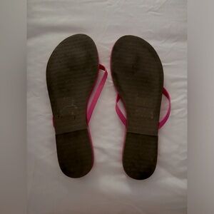 Gap fuschia leather thongs